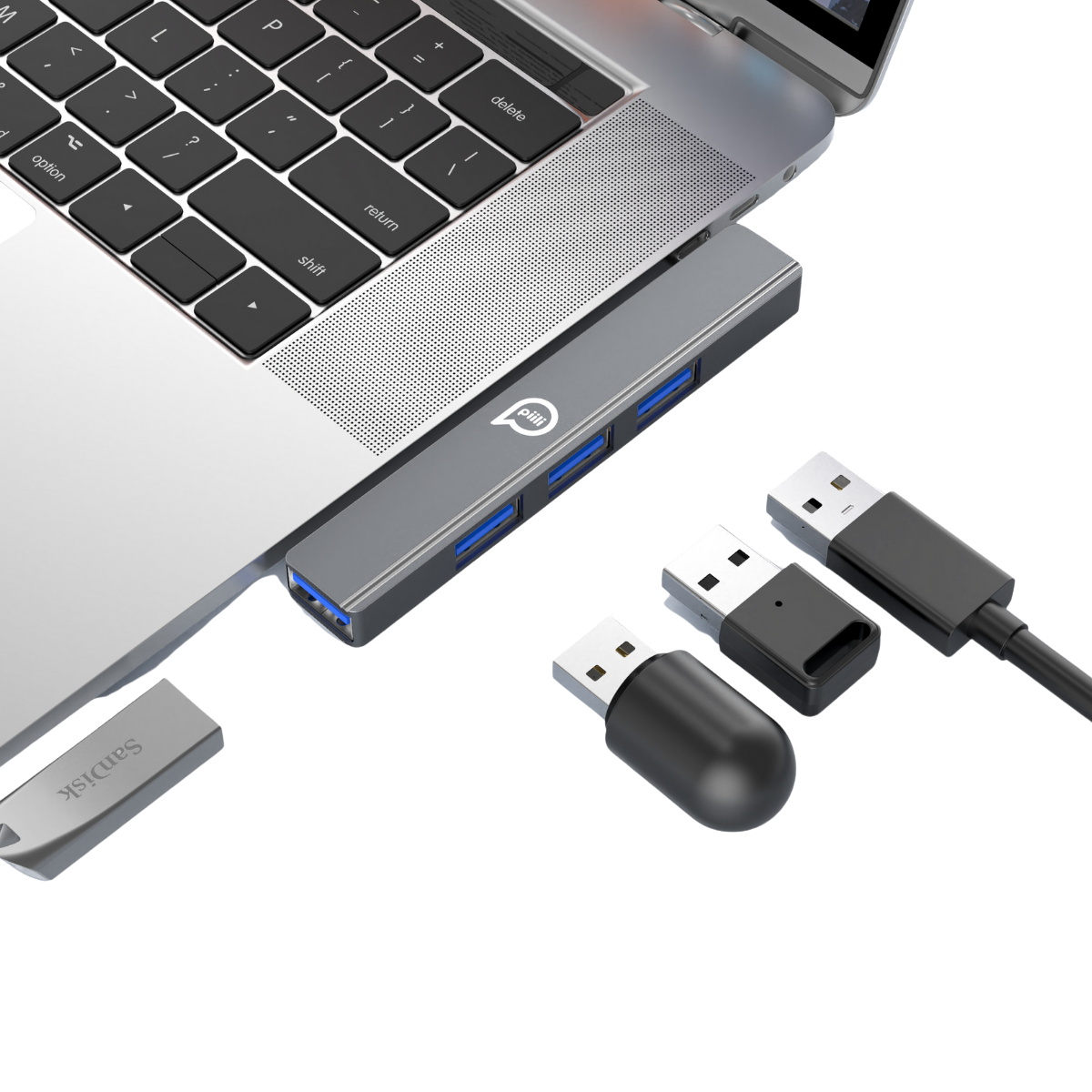 Bağlı bir USB hub'ı olan bir dizüstü bilgisayar. Beyaz yüzeyde birkaç USB sürücü ve bir USB kablosu var.