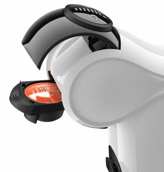 Biało-czarny ekspres do kawy z kapsułą Dolce Gusto. Maszyna jest częściowo widoczna, z górną częścią i obszarem wkładania kapsuły.
