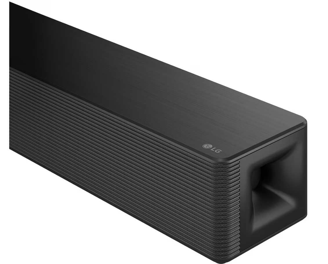 Beyaz zemin üzerinde siyah bir LG soundbar. Hoparlör ızgarası ve yan tarafta bir bağlantı noktası olan dikdörtgen şeklindedir. LG logosu üst kısımda bulunur.