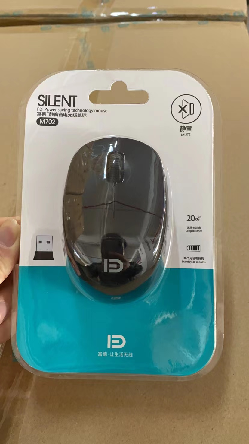 Siyah kablosuz bir bilgisayar faresi plastik bir ambalajda. Ambalajda "SILENT" adı ve Çince metin bulunmaktadır.