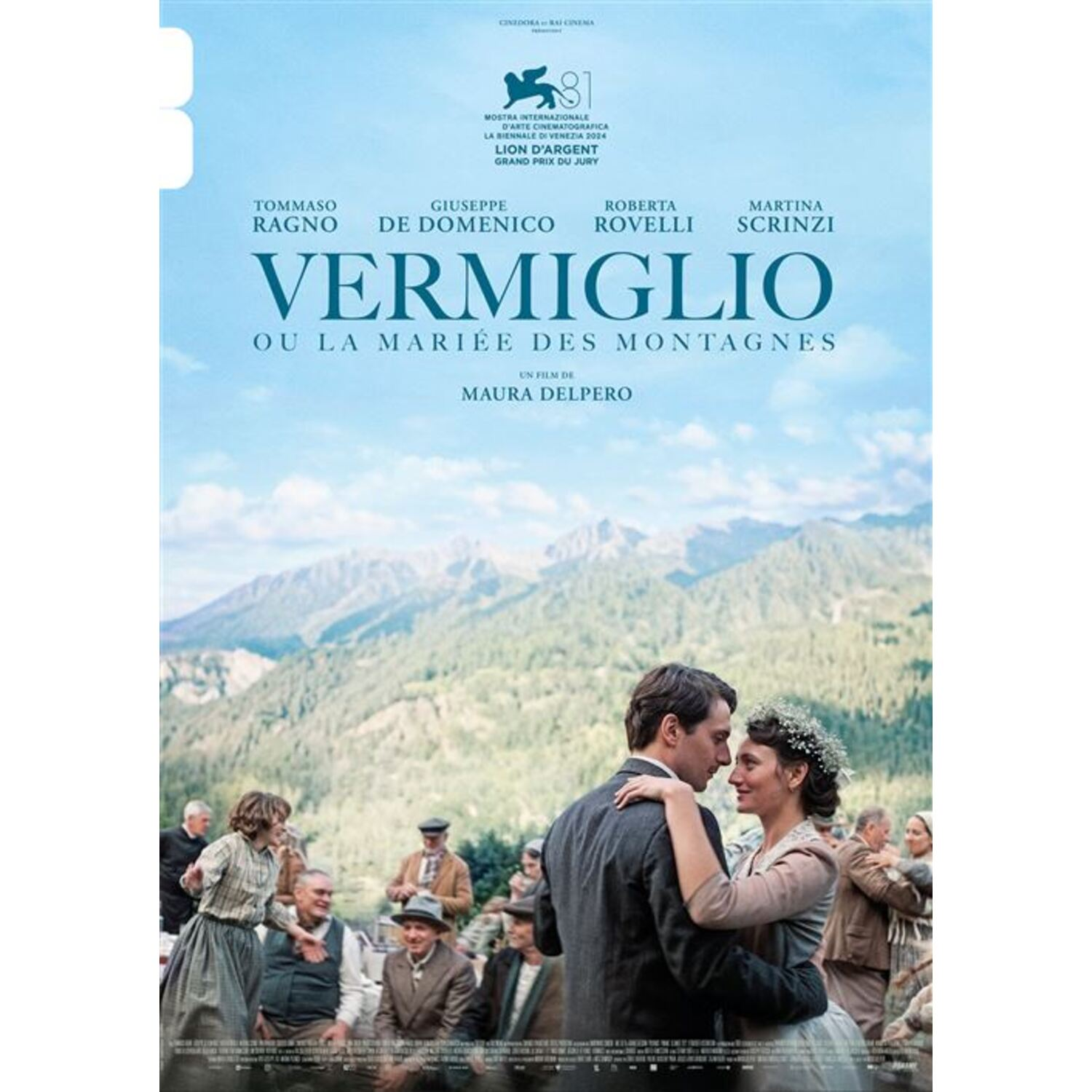 Filmposter. Een stel omhelst elkaar op de voorgrond, mensen op de achtergrond. Bergen en tekst op de achtergrond.