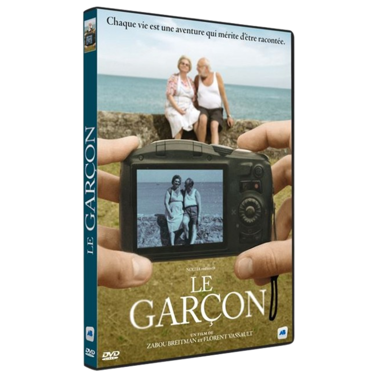 DVD-hoes: ouder echtpaar aan zee, afbeelding in een camera, titel 'Le Garcon'.