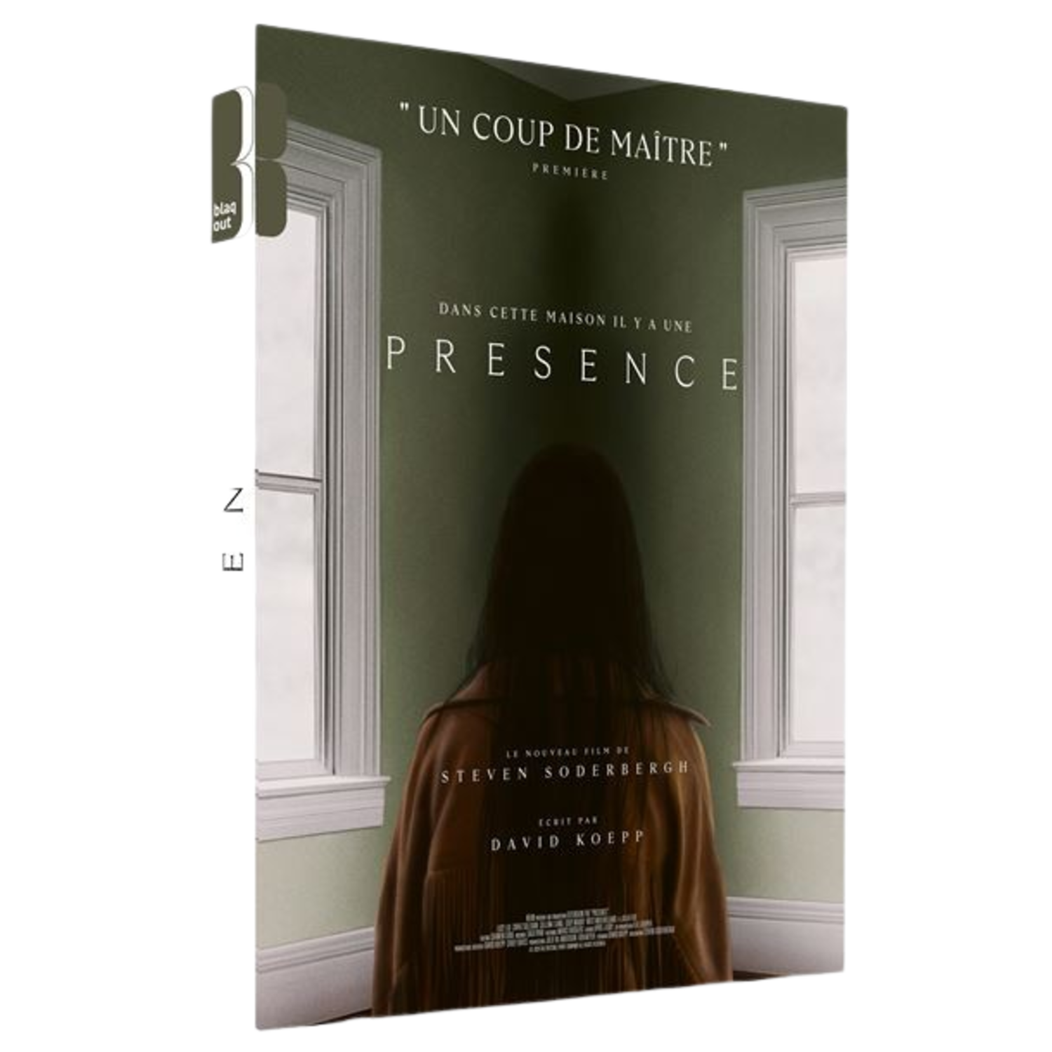 Filmposter. Een vrouw staat in een kamer. Tekst: Presence, Steven Soderbergh. Groene muur, witte kozijnen. Bruine jas.