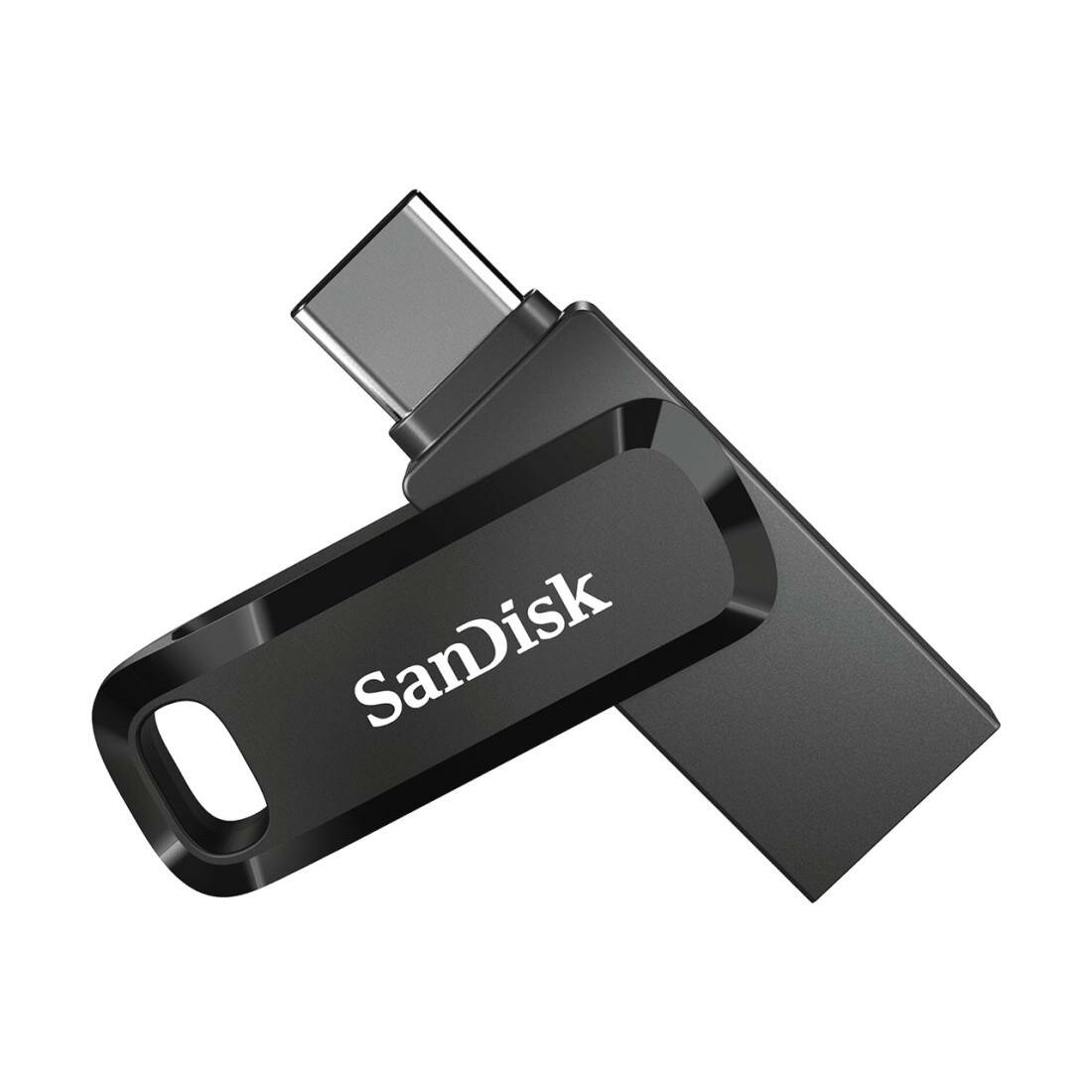 Czarny pendrive Sandisk. Ma srebrne złącze USB i logo Sandisk z przodu.