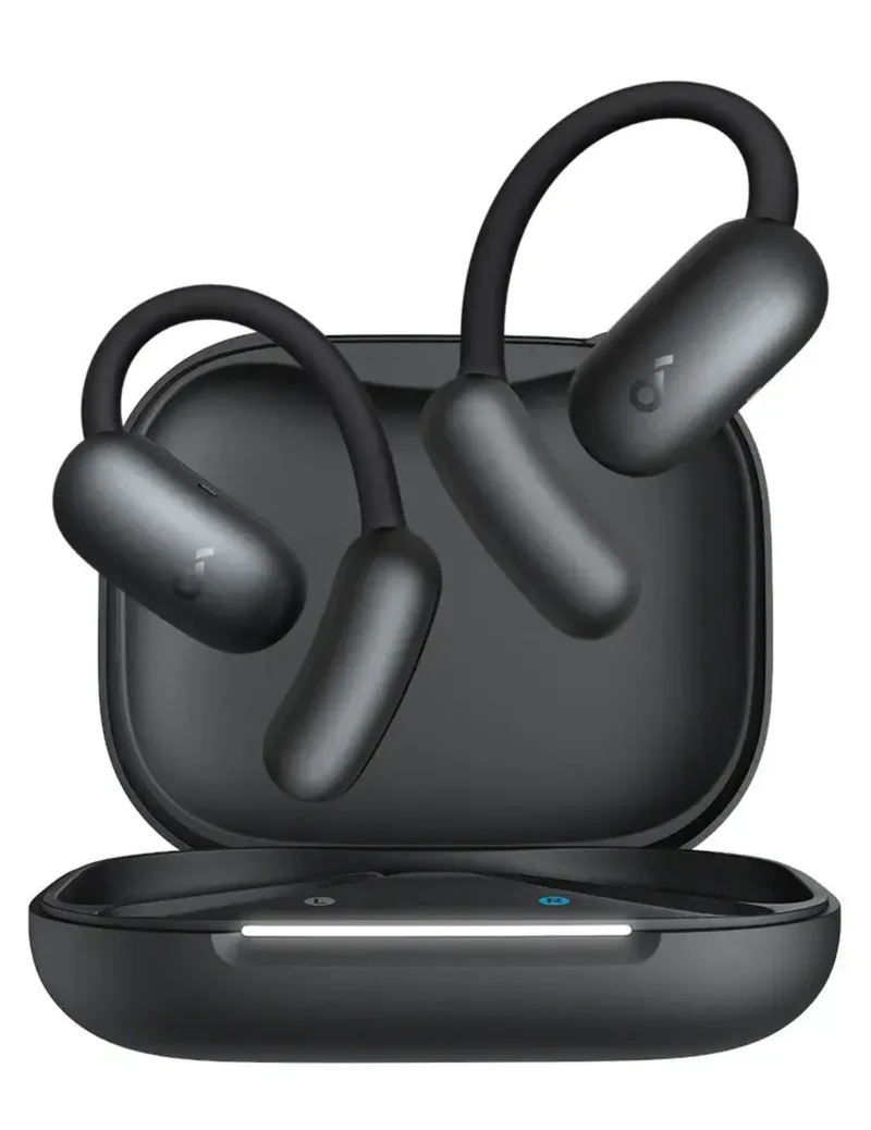 Czarne bezprzewodowe słuchawki douszne w etui ładującym, pokazujące otwarte etui ze słuchawkami i kontrolką stanu naładowania.