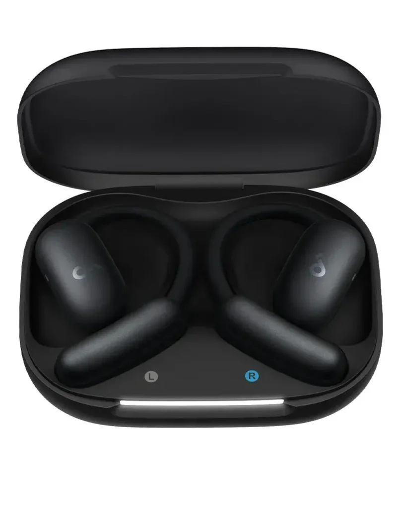 Czarne słuchawki w otwartym etui ładującym. Słuchawki znajdują się w etui, z oznaczeniem 'L' i 'R' na podstawie.