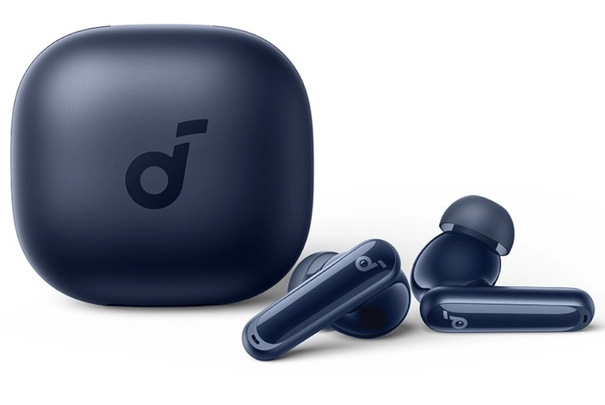 Granatowe słuchawki Anker i etui ładujące. Etui jest zamknięte i ma logo Anker. Słuchawki są umieszczone wokół etui.