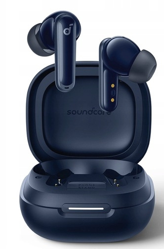 Granatowe słuchawki Soundcore w otwartym etui ładującym. Dwie słuchawki są poza etui. Etui jest otwarte. Białe tło.