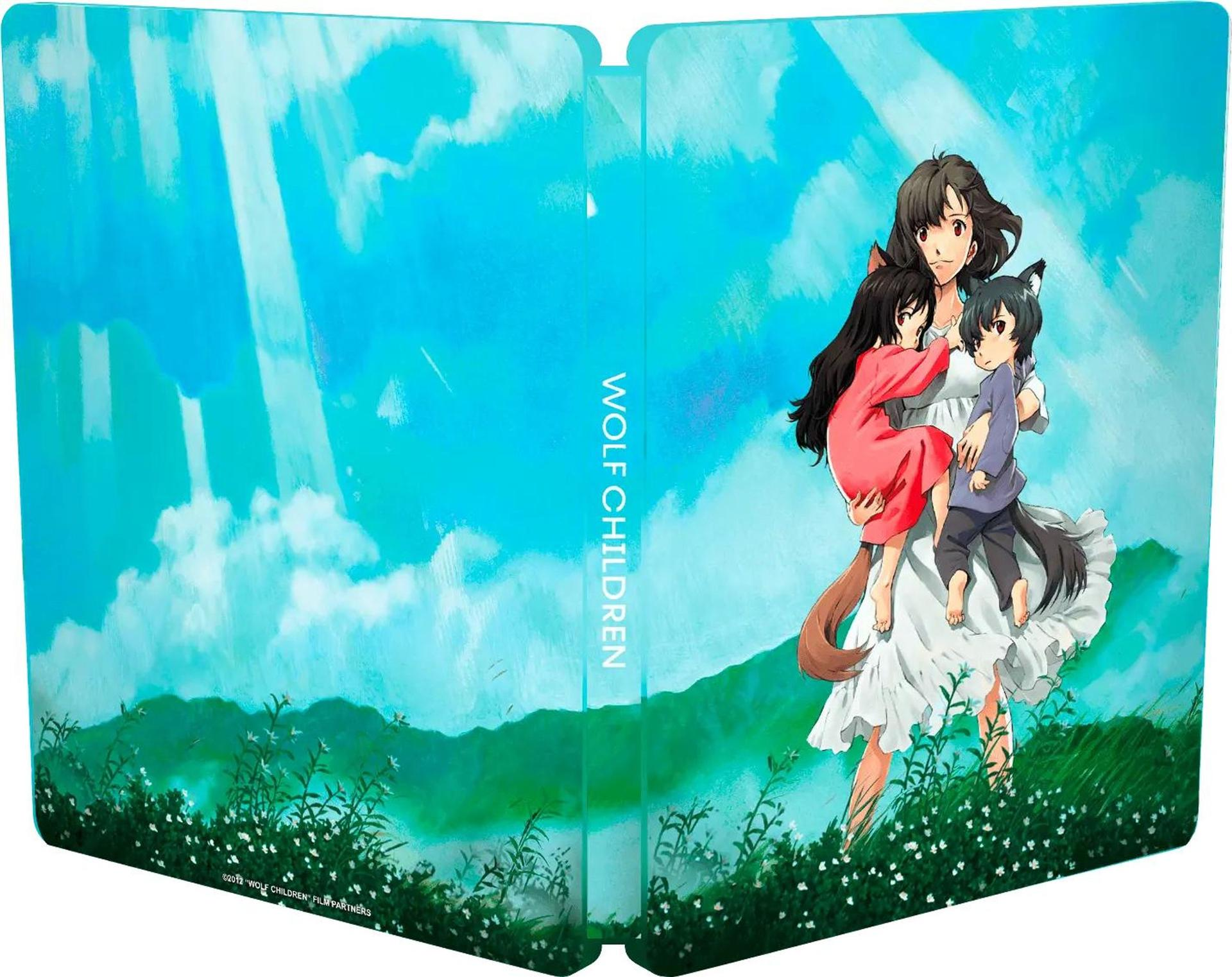 Anime-Kunst einer Frau, die zwei Kinder mit Wolfsohren und -schwänzen hält, vor blauem Himmel mit dem Titel "WOLF CHILDREN".
