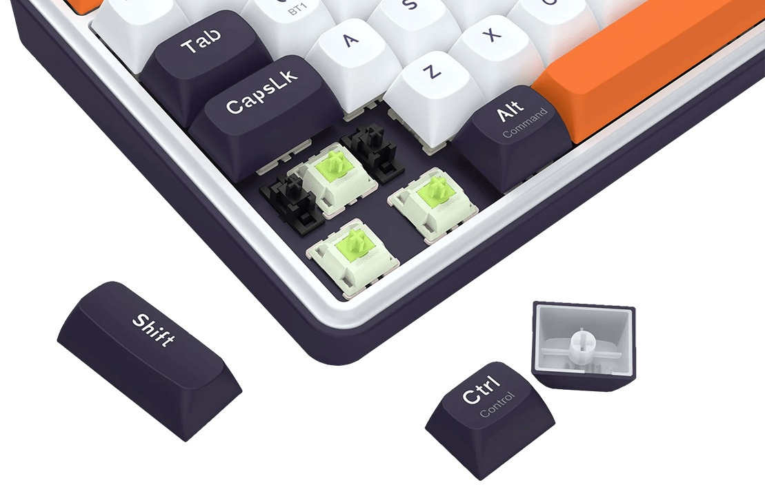 Klawiatura mechaniczna z usuniętymi nakładkami klawiszy, pokazująca przełączniki i nakładki klawiszy, takie jak Shift, Ctrl, CapsLock, Alt i Tab.