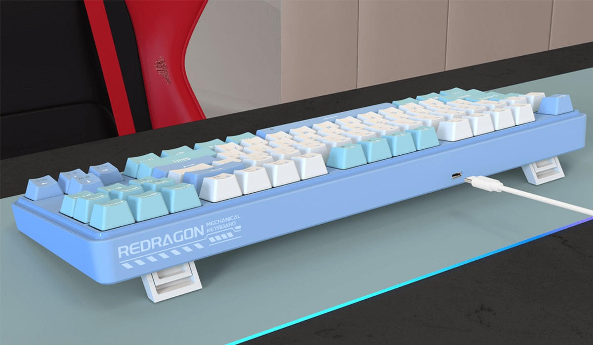 Jasnoniebieska klawiatura mechaniczna z białymi i jasnoniebieskimi klawiszami, logo Redragon i białym kablem USB-C.