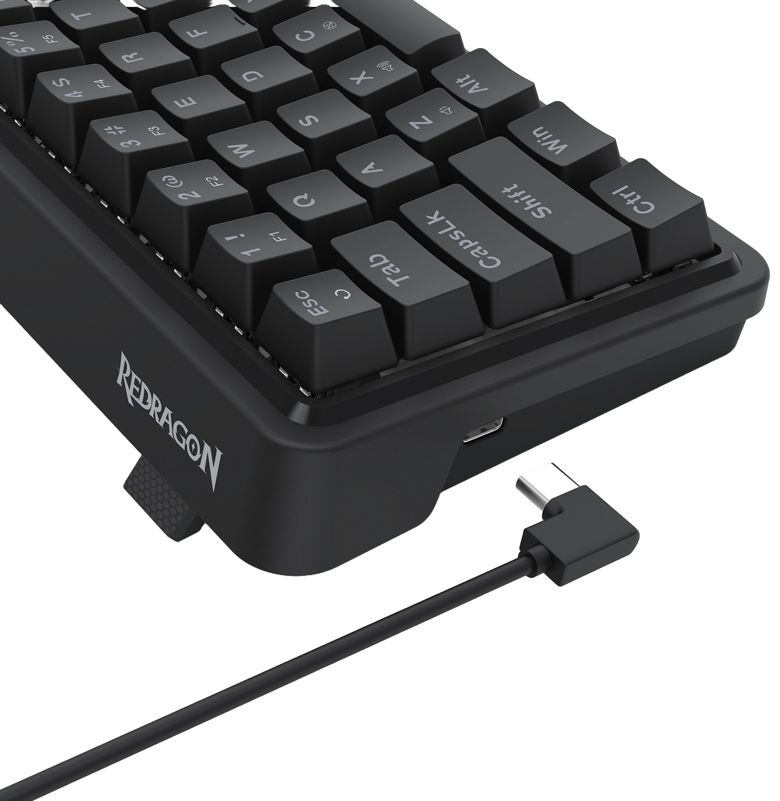 Czarna klawiatura mechaniczna z białymi oznaczeniami klawiszy. Podłączony kabel USB-C. Widoczna marka Redragon.
