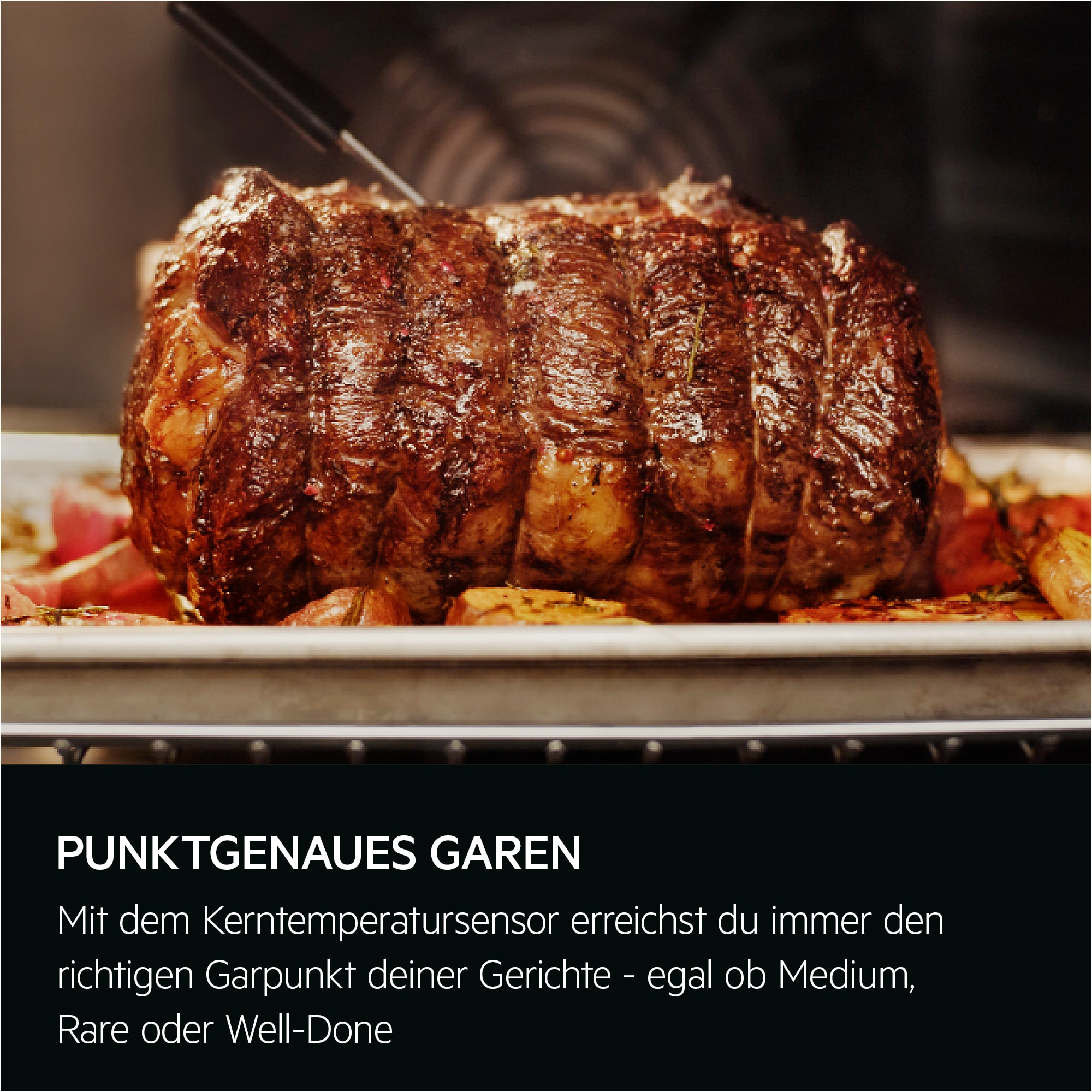 Ein gebratenes Fleischstück mit einem Thermometer, auf einem Tablett mit Gemüse. Das Fleisch ist braun und glänzend.