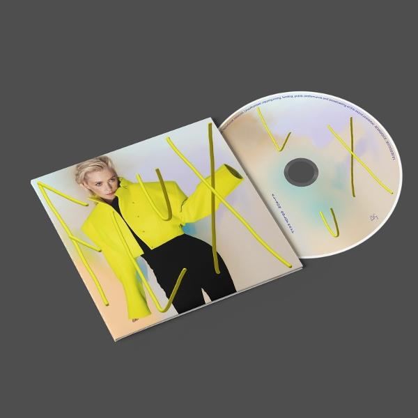 Ein CD-Cover mit einer Frau in einer gelben Jacke. Die CD liegt daneben. Gelbe Linien überlagern Cover und CD.