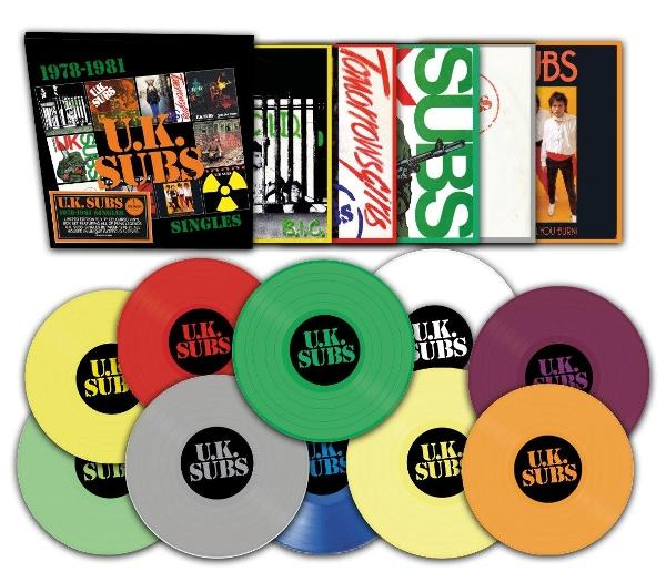 Album und Vinyl-Schallplatten. Albumcover sagt UK Subs Singles. Vinyl-Schallplatten sind verschiedene Farben, jedes mit UK Subs Logo.