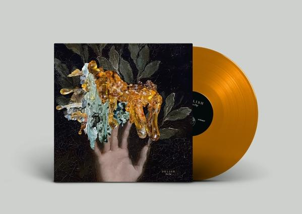 Albumcover mit abstrakter Kunst und einer goldenen Schallplatte. Das Cover zeigt eine Hand mit fließenden Formen in Gold und Blau.