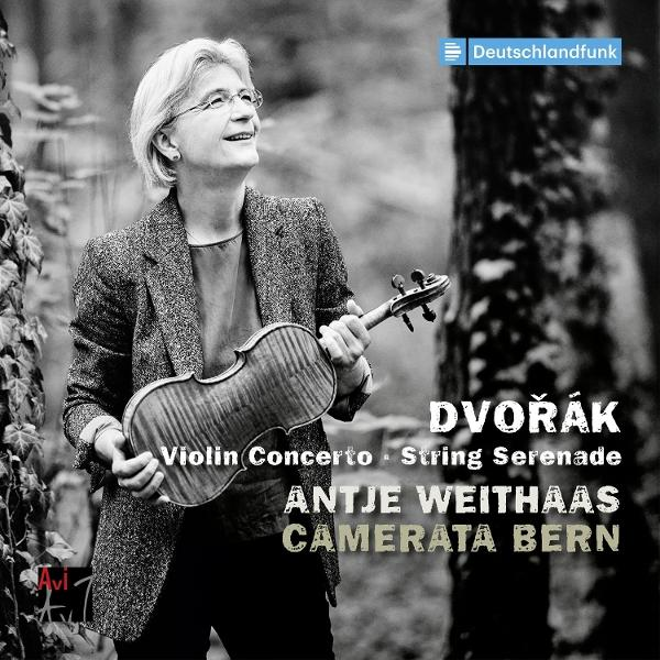 Eine Frau mit Brille hält eine Geige und blickt nach oben. Text: Dvorak, Antje Weithaas, Camerata Bern und Violinkonzert.