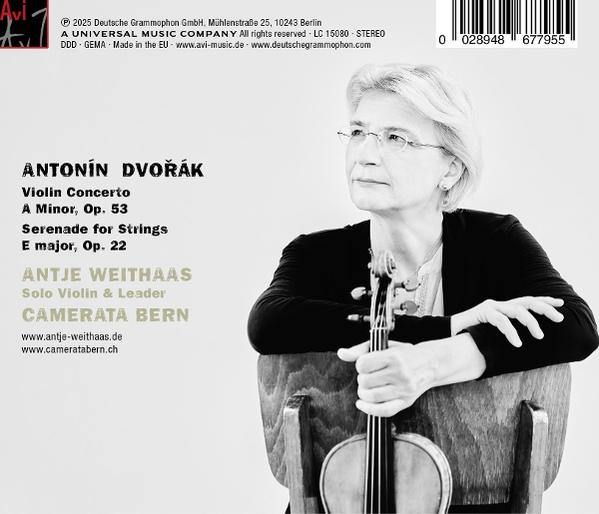 Eine Frau mit Brille hält eine Geige und sitzt auf einem Holzstuhl. Das Bild ist ein Schwarzweißfoto eines CD-Covers.