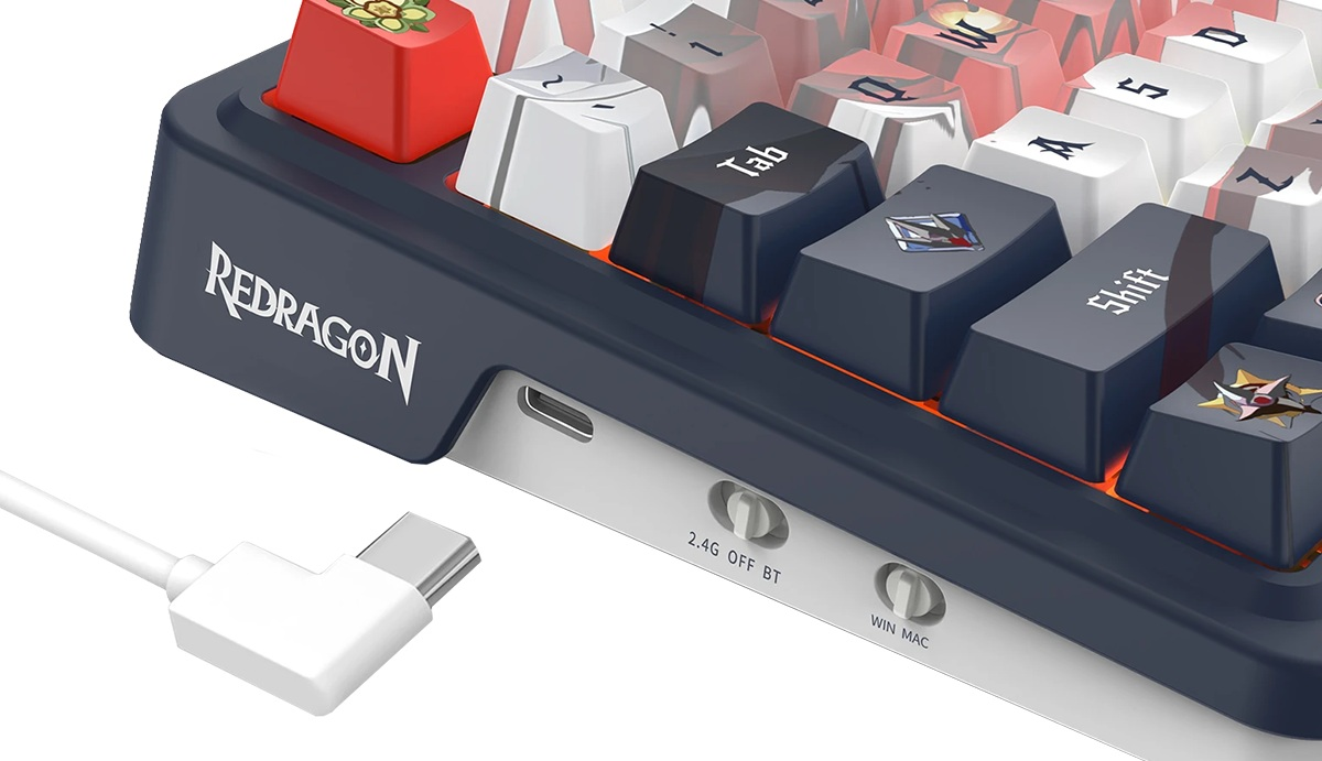 Zbliżenie klawiatury Redragon. Ma czarne i czerwone klawisze, biały kabel i przełączniki do łączności.