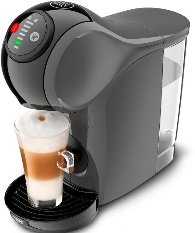 Szara ekspres do kawy Dolce Gusto ze szklanką warstwowego latte macchiato. Maszyna stoi na białej powierzchni.