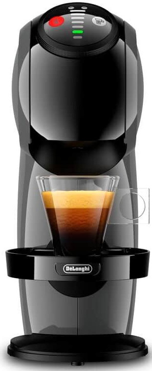 Czarno-szary ekspres do kawy De'Longhi ze szklanką kawy. Ekspres ma kontrolki i nazwę marki.