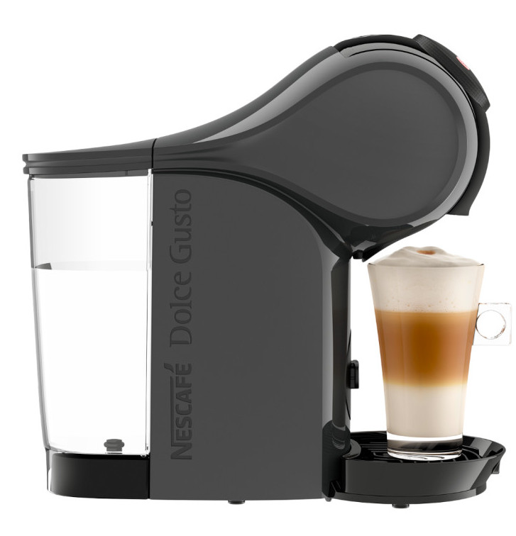 Czarny ekspres do kawy Dolce Gusto ze szklanką warstwowej kawy. Ekspres ma zbiornik na wodę i tackę.