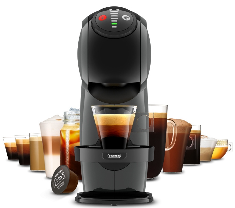 Czarny ekspres do kawy Dolce Gusto z różnymi napojami kawowymi w szklankach. Z przodu kapsułka z kawą.