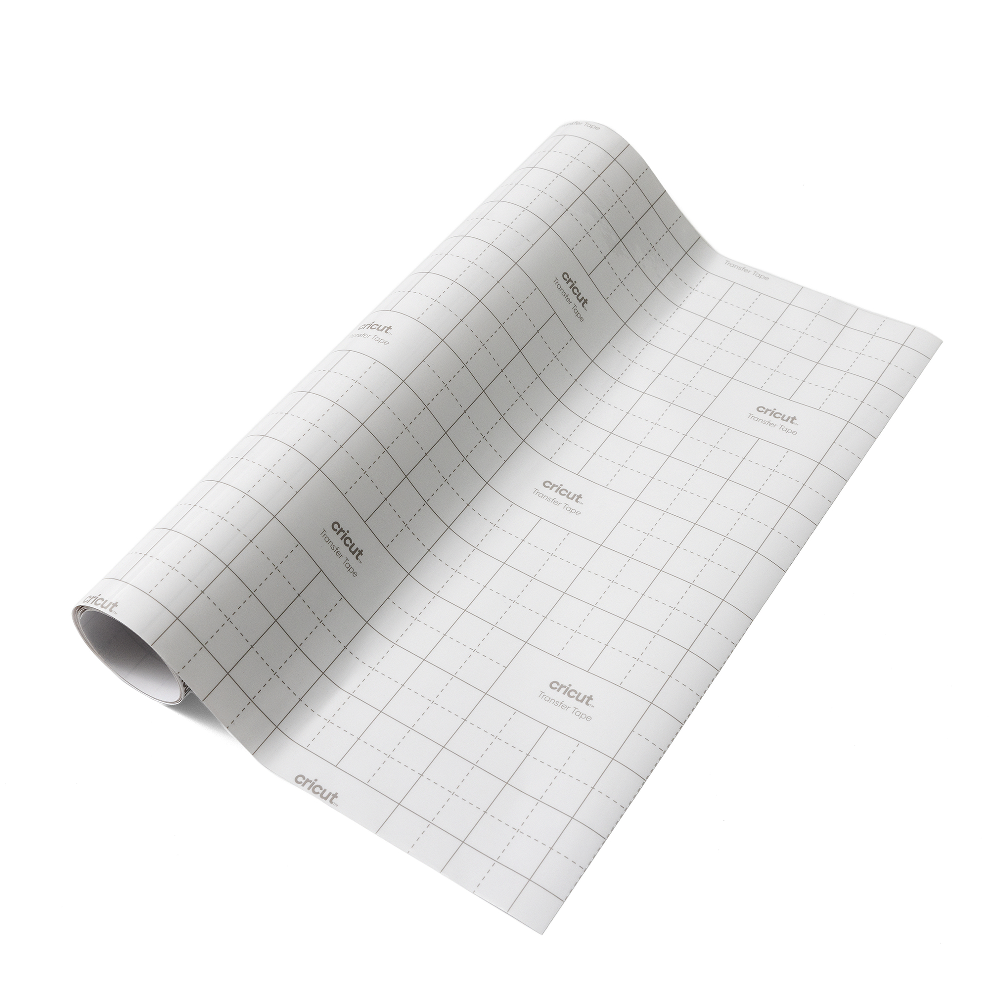 Eine Rolle Cricut Transferfolie wird gezeigt. Das Klebeband ist weiß mit einem Rastermuster. Das Cricut-Logo ist sichtbar.