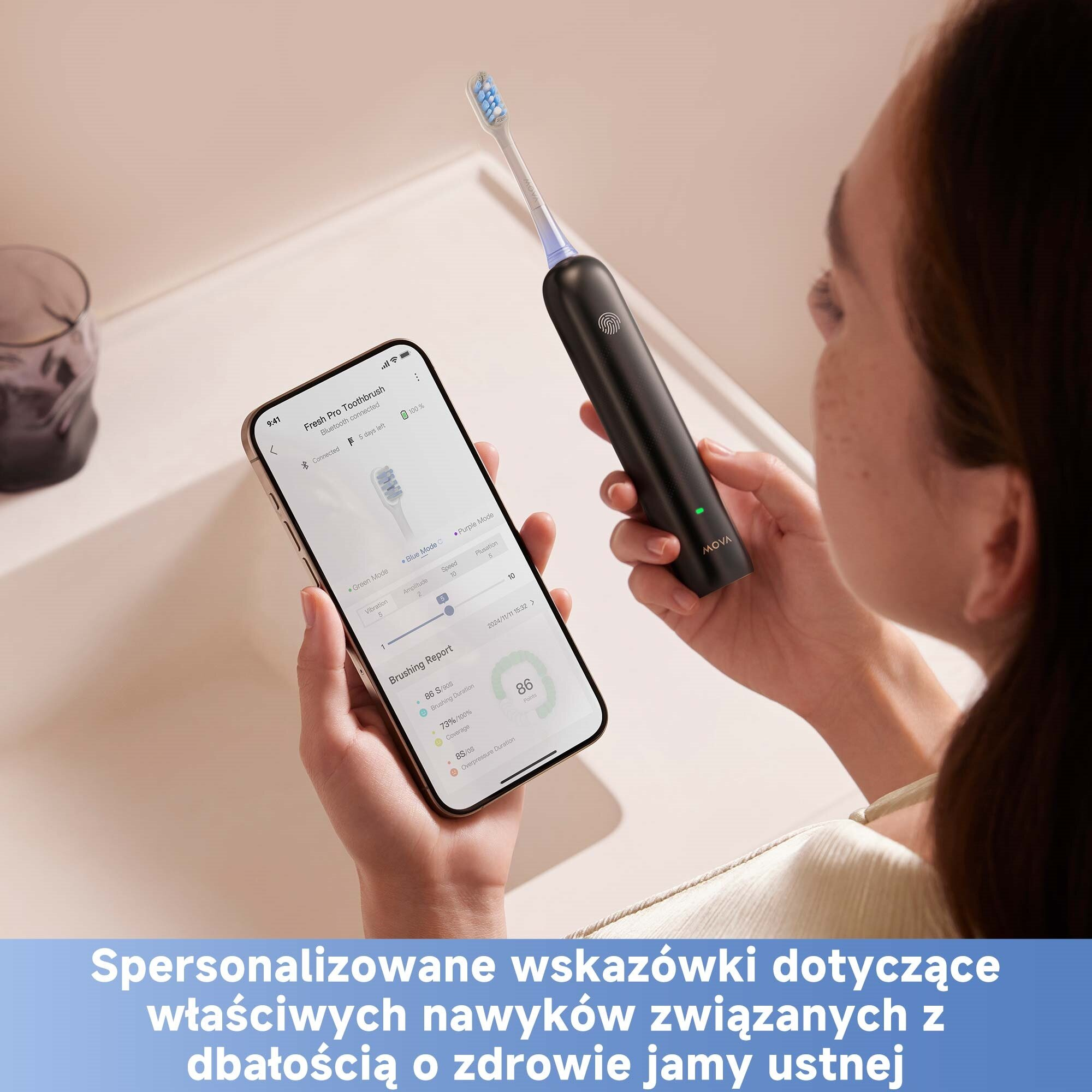 Kobieta trzyma szczoteczkę i smartfon. Telefon wyświetla dane szczotkowania. Szczoteczka czarna z białą główką.