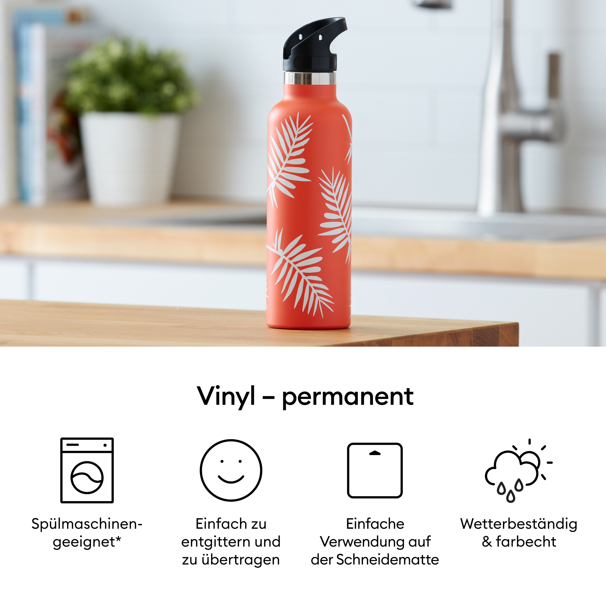 Eine orangefarbene Wasserflasche mit weißen Blattmustern steht auf einer Holzoberfläche. Symbole zeigen spülmaschinenfest, leicht zu übertragen usw.