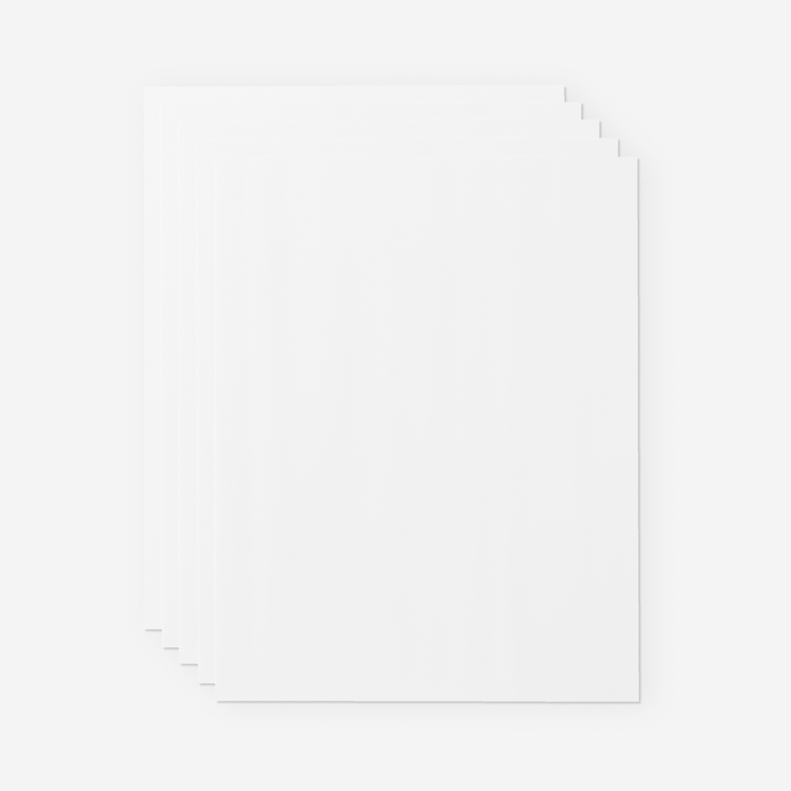 Ein Stapel weißer, rechteckiger Papierblätter. Die Papiere sind sauber und schlicht, in hellem Weiß gehalten.