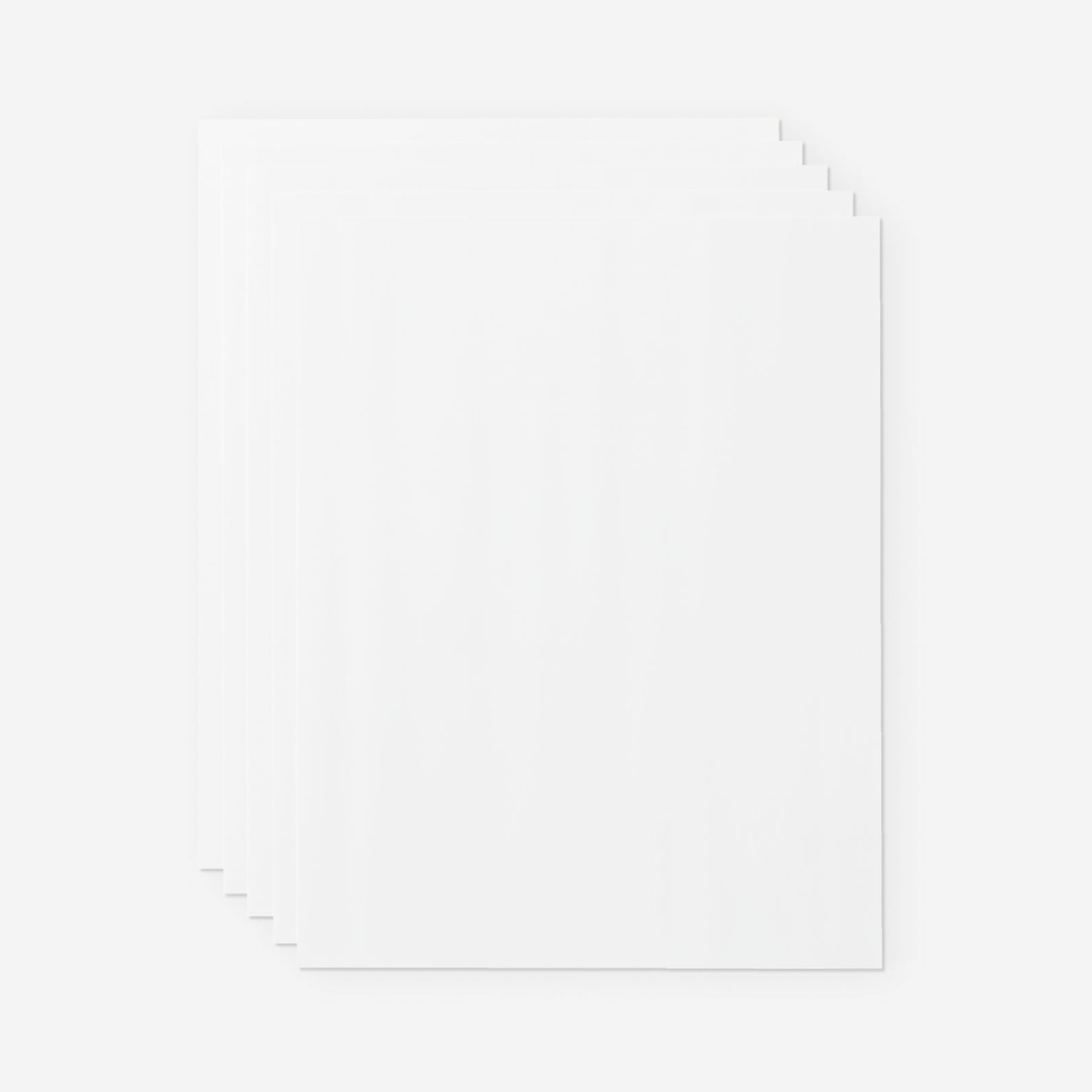 Ein Stapel weißer Papierbögen, leicht aufgefächert. Der Hintergrund ist schlicht weiß.