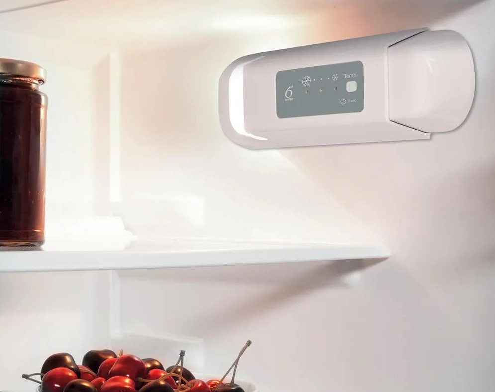 Wewnątrz lodówki. Czereśnie, słoik dżemu na półce. Panel sterowania jest zamontowany po prawej stronie lodówki.