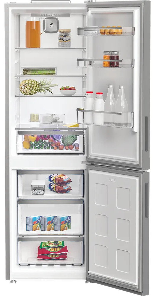 Otwarta lodówka wypełniona jedzeniem: ananas, truskawki, warzywa, sok, butelki mleka, słoiki i mrożonki.