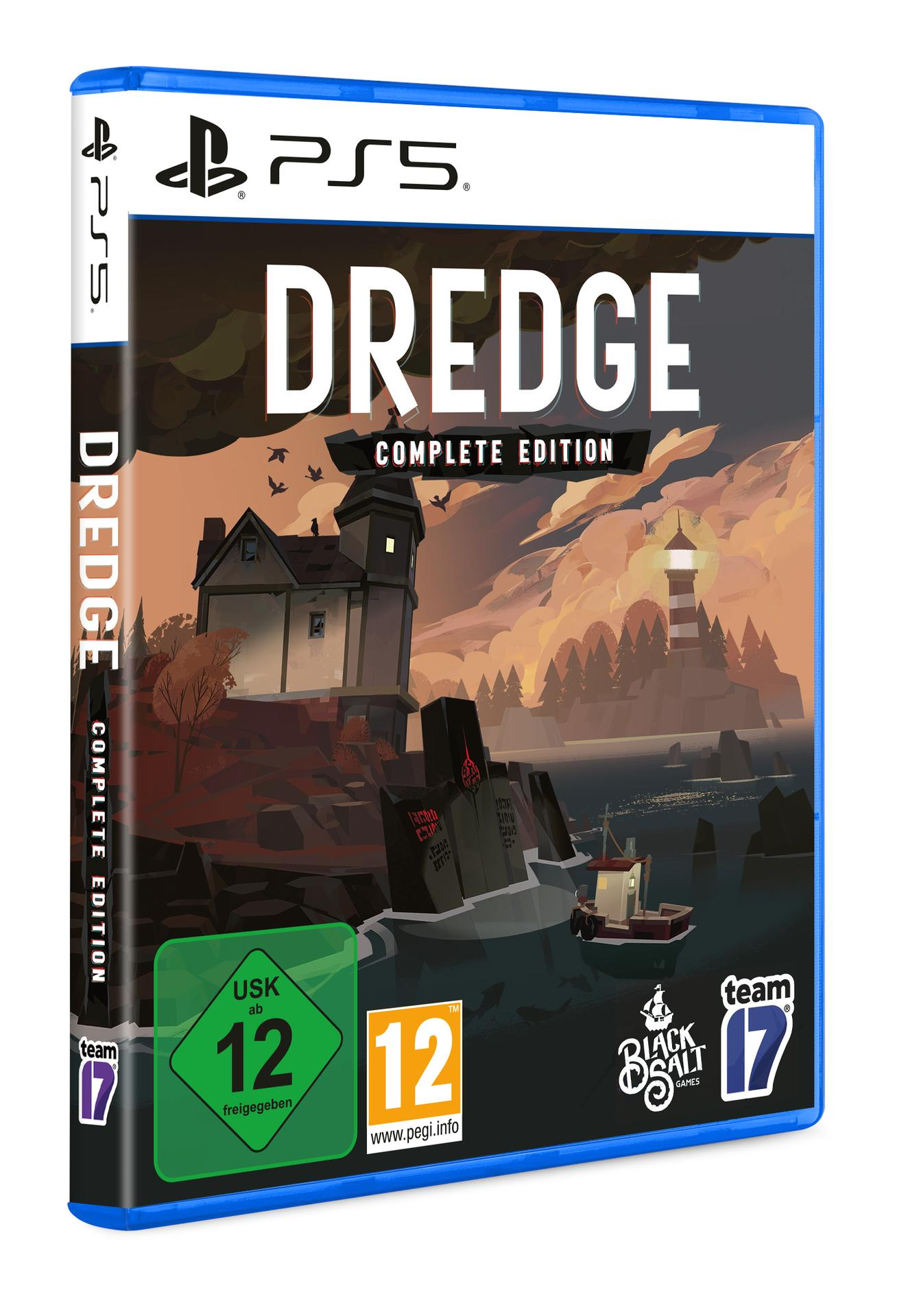 DREDGE Complete Edition PS5-Spielcover. Im Hintergrund ein Leuchtturm, ein Boot und dunkle Gebäude. Bewertungssymbole unten.