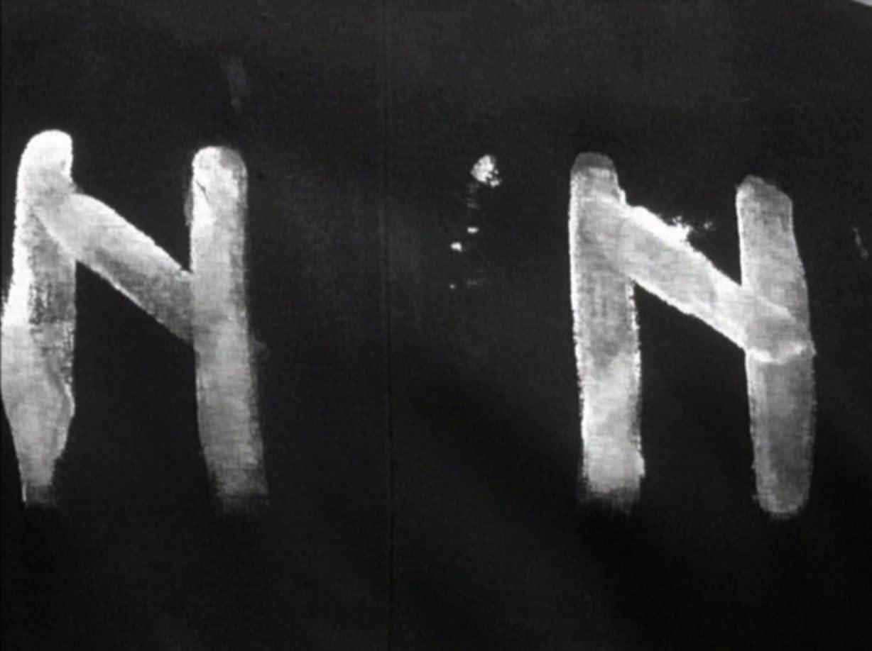 Zwei weiße, stilisierte Buchstaben "N" auf schwarzem Hintergrund. Die Buchstaben scheinen gemalt oder gezeichnet zu sein.