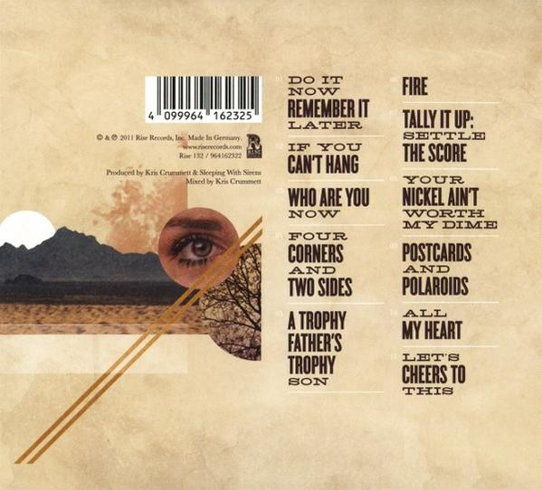 CD-Cover. Collage mit Auge, Bergen, Text und Barcode. Beigefarbener Hintergrund mit Songtiteln und Credits.
