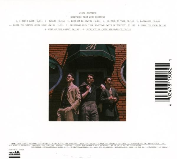 Drei Männer in Anzügen stehen vor einem Backsteingebäude. Text listet Songtitel und Jonas Brothers. Ein grünes Vordach ist sichtbar.