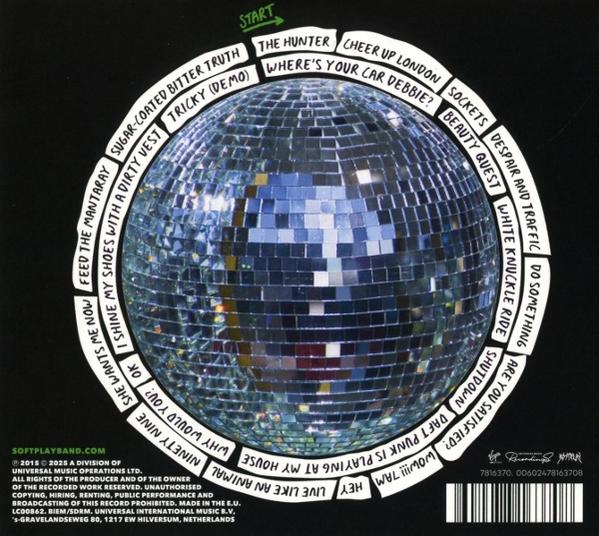 Albumcover: eine Discokugel im Mittelpunkt, umgeben von Textetiketten. Schwarzer Hintergrund.
