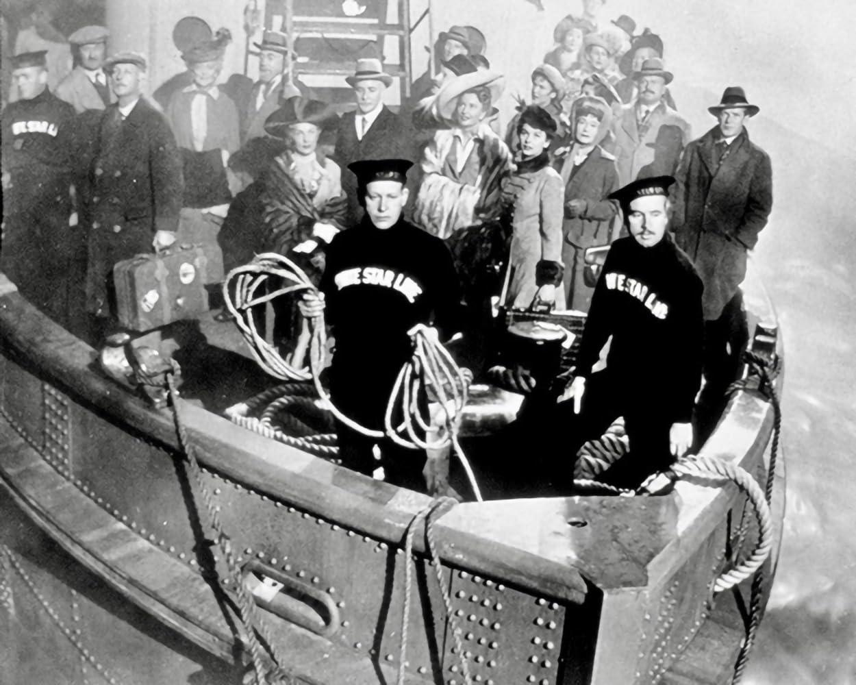 Vintage-Foto von Menschen auf einem Boot. Zwei Männer in schwarzen Pullovern mit "WESTAR LINE" und Passagiere in Hüten und Mänteln.