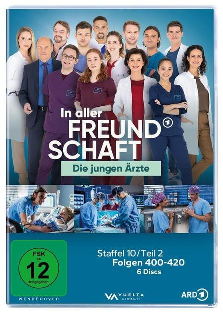 DVD-Cover von "In aller Freundschaft - Die jungen Ärzte". Zeigt ein Gruppenfoto. Unten sind medizinische Szenen und eine Bewertung.