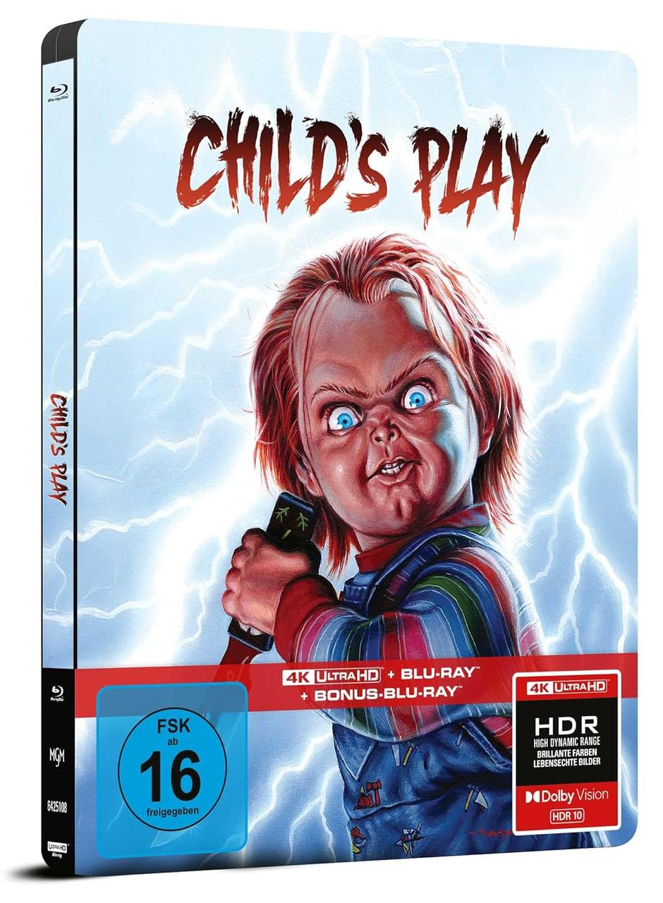 Das Child's Play Blu-ray-Cover zeigt Chucky mit einem Messer. Der Titel steht oben. Der Hintergrund hat Blitze.