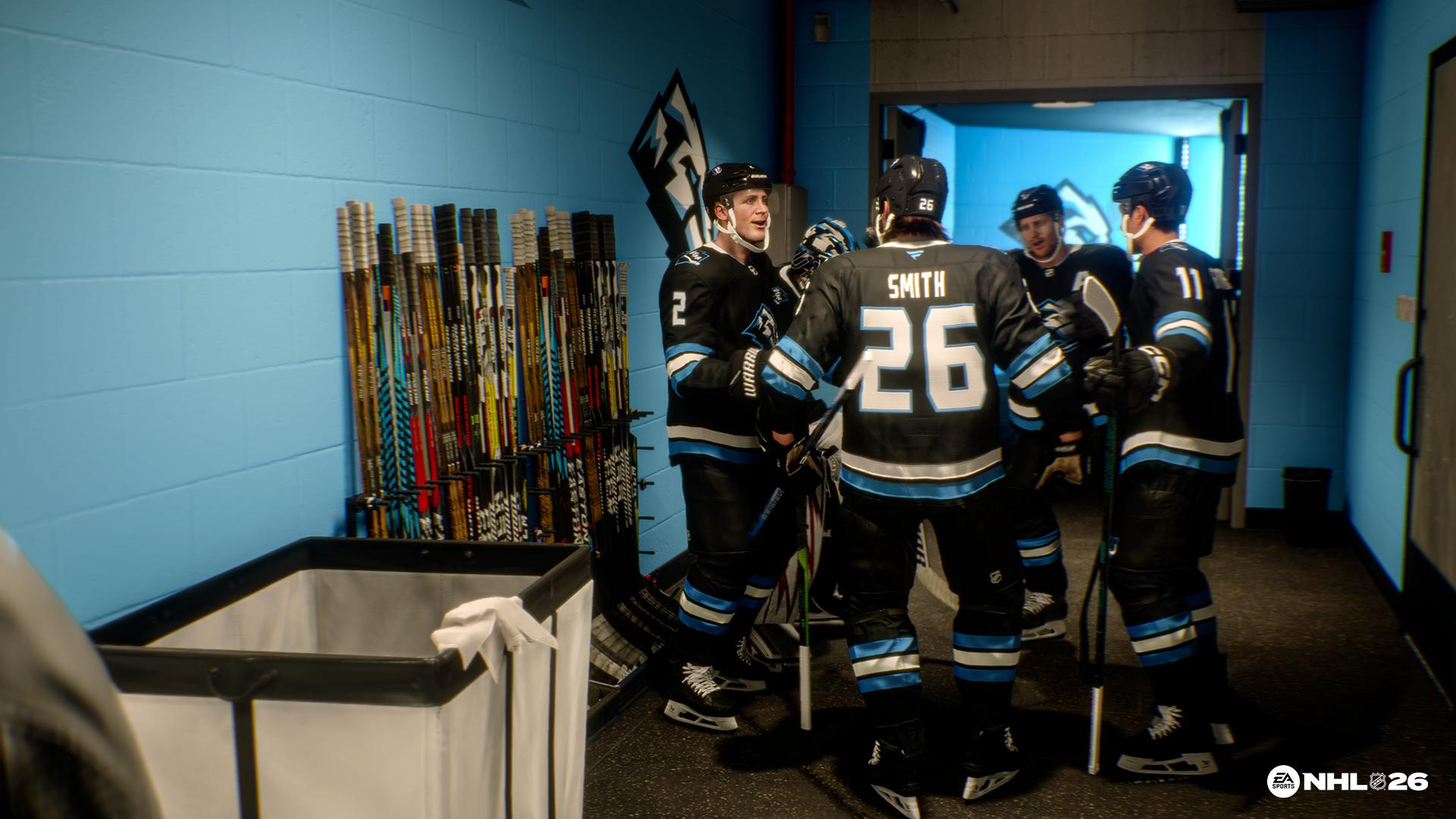 Eishockeyspieler in Schwarz und Blau unterhalten sich in der Umkleidekabine.