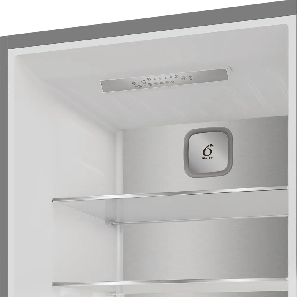 Wnętrze lodówki. Posiada półki i panel sterowania z numerami i symbolami. Logo '6th sense' znajduje się po prawej stronie.