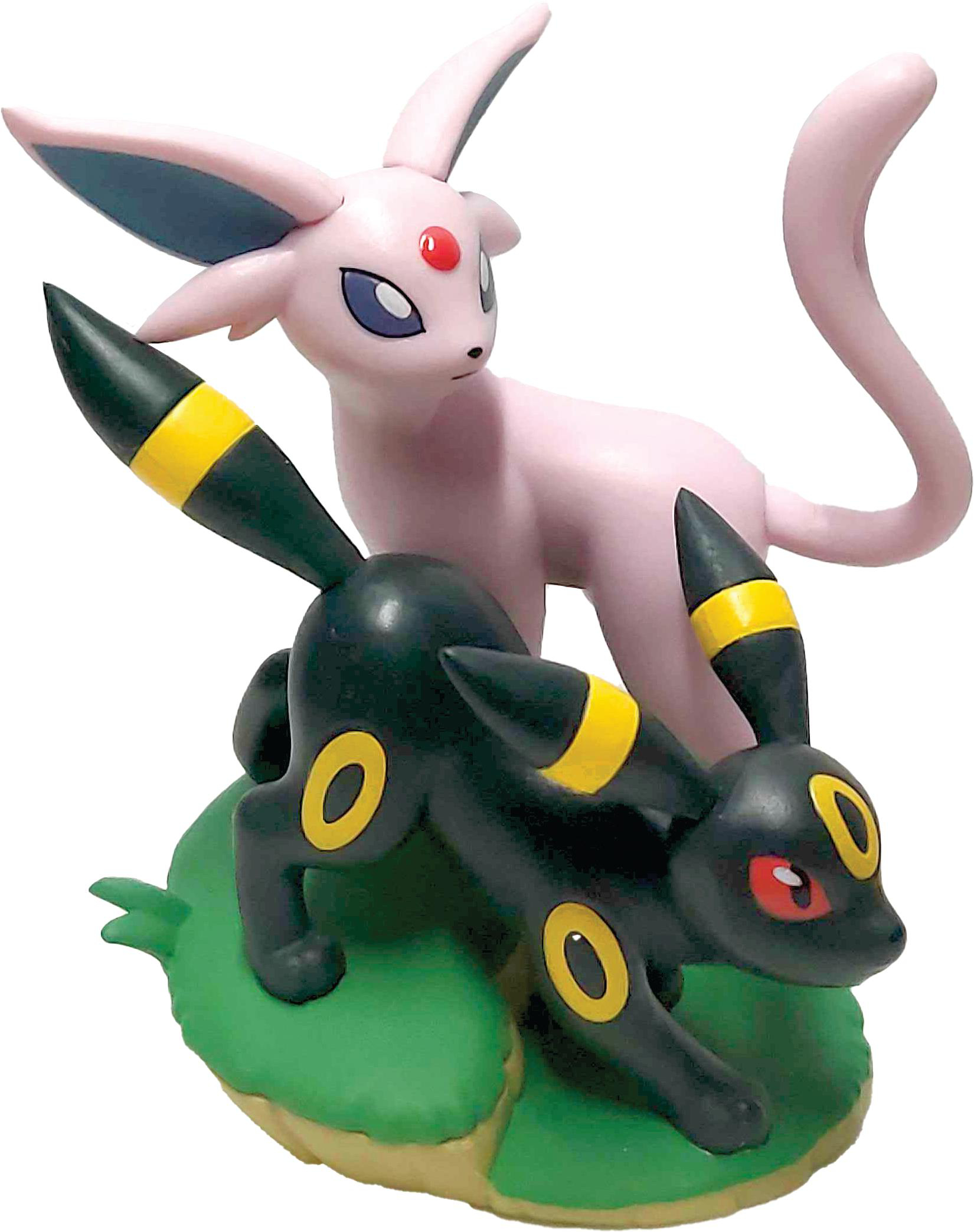 Eine Statue von zwei Pokémon. Eines ist rosa mit blau gefärbten Ohren, das andere schwarz mit gelben Akzenten. Beide sitzen auf einer grünen Basis.