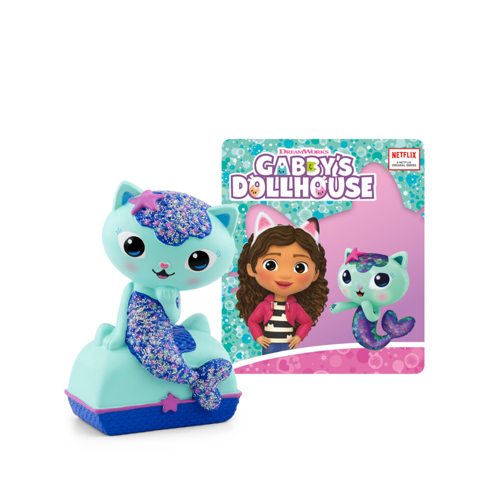 Ein Gabby's Dollhouse-Spielzeug. Eine Meerjungfrauenkatze sitzt auf einem blauen Sockel. Eine Karte zeigt Gabby und eine Meerjungfrauenkatze, sowie das Netflix-Logo.