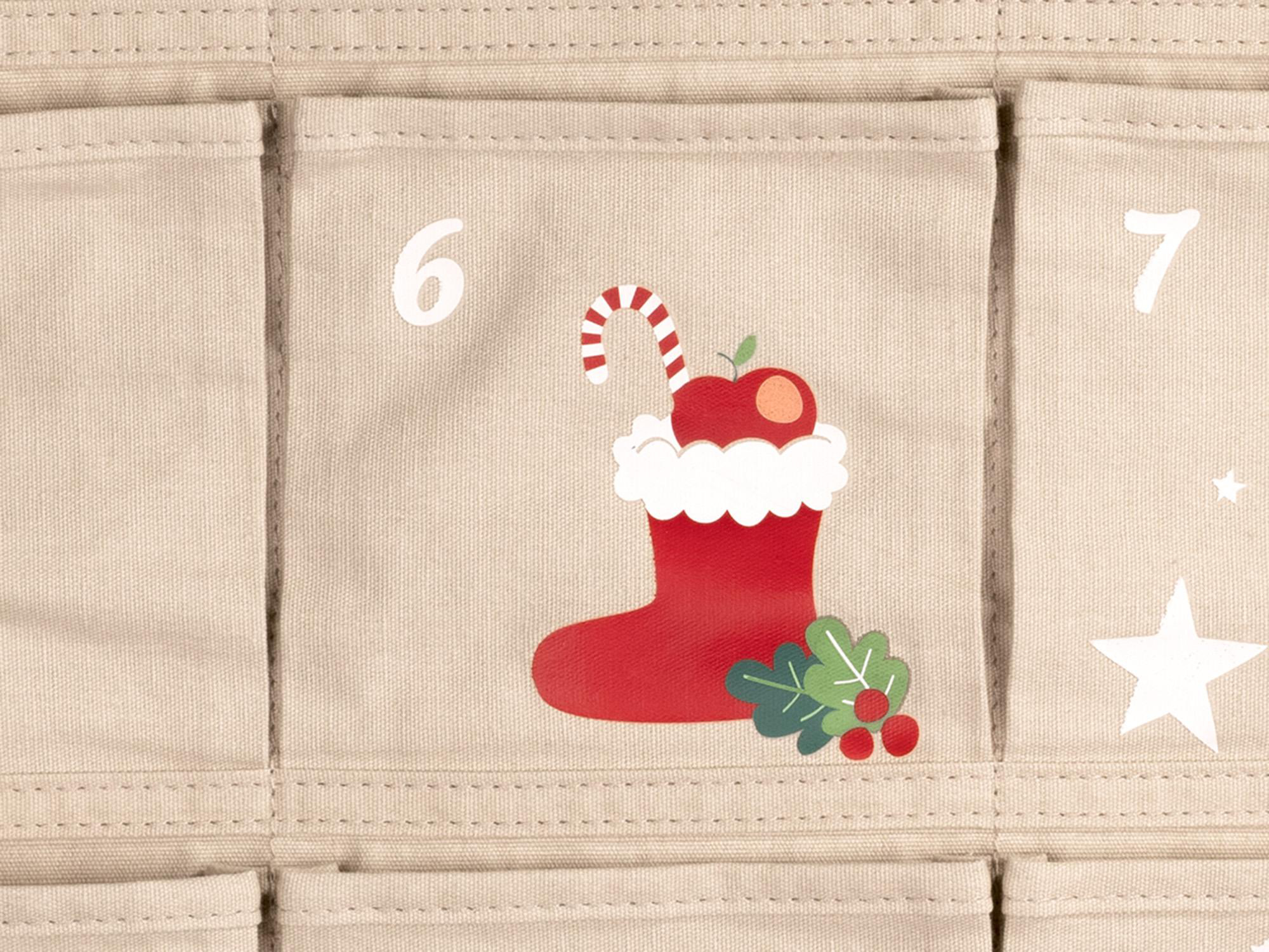 Detail des Weihnachtskalenders. Roter Strumpf mit Apfel, Zuckerstange und Stechpalme. Zahlen 6 und 7 sind sichtbar.