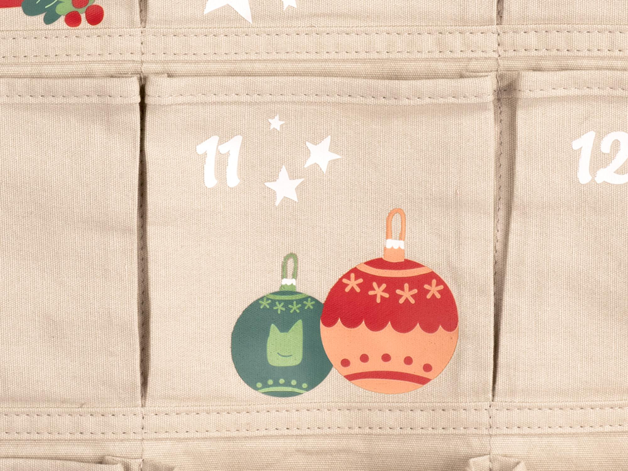 Nahaufnahme eines Adventskalenders mit Taschen. Verziert mit Weihnachtsschmuck und den Zahlen 11 und 12. Beigefarbener Hintergrund.