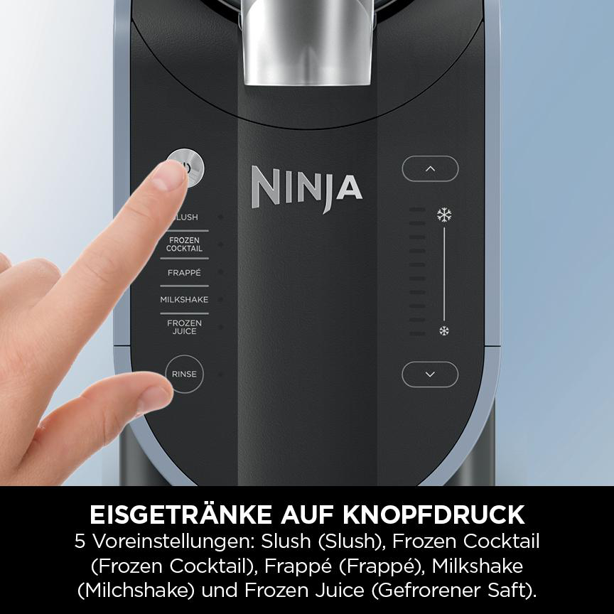 Ein Ninja-Blender mit Touch-Tasten. Ein Finger drückt die Taste 'Lush'. Text darunter lautet 'Eisgetränke auf Knopfdruck'.