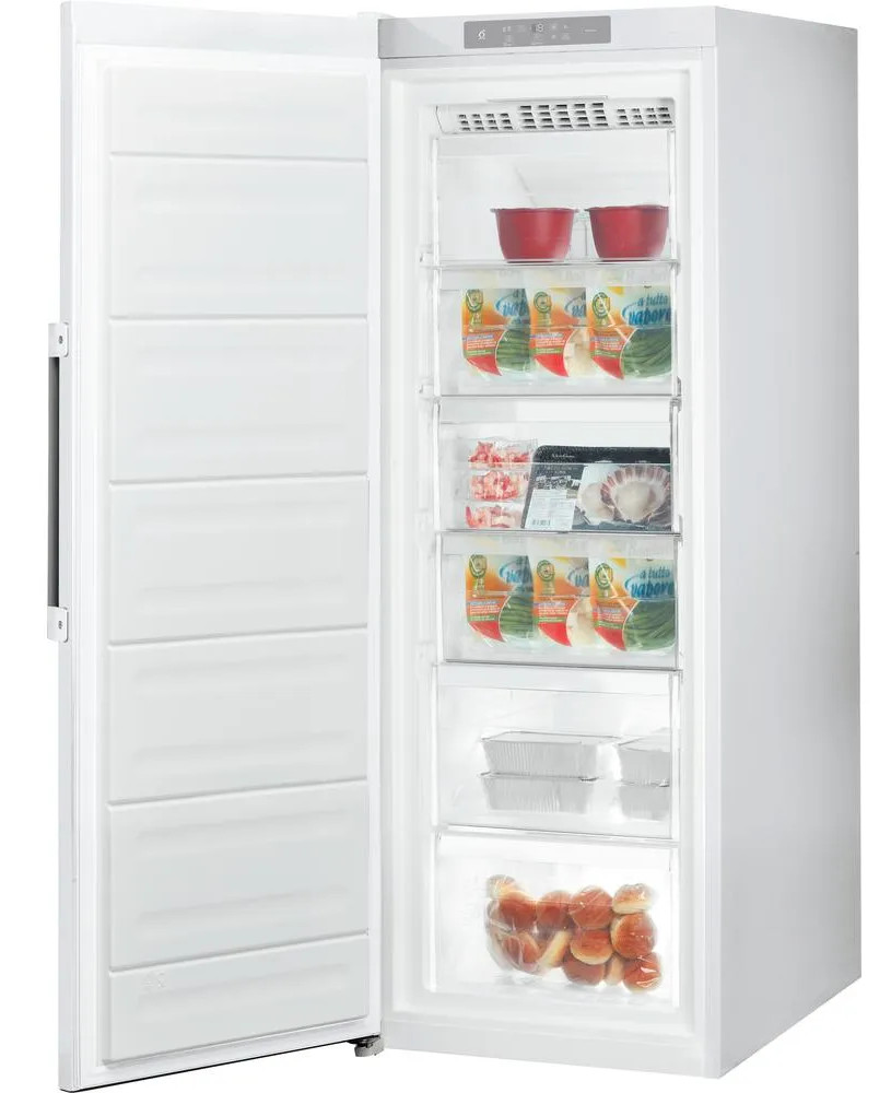 Otwarta biała zamrażarka z jedzeniem w środku. Widoczne czerwone miski, pakowane warzywa, mięso i chleb.